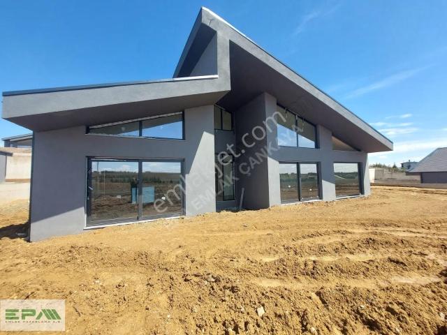 Gölbaşı Hacılarda 1.500m2 Arsalı Site İçinde Müstakil Villa
