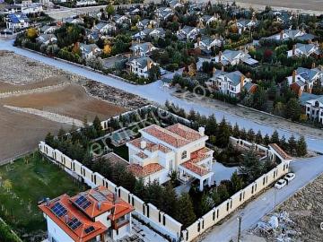 Gölbaşı İncek'de Yeşil Alanlarla Çevrili Prestijli Satılık Villa