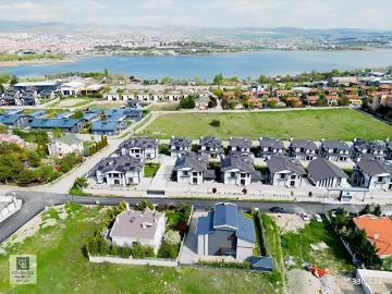 GÖLBAŞI GÜZELYALIDA MODERN MİMARİLİ, LÜKS VE AYRICALIKLI VİLLA
