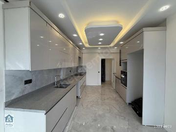GÖLBAŞI SEĞMENLERDE CADDE ÜZERİNDE SATILIK 4+1
