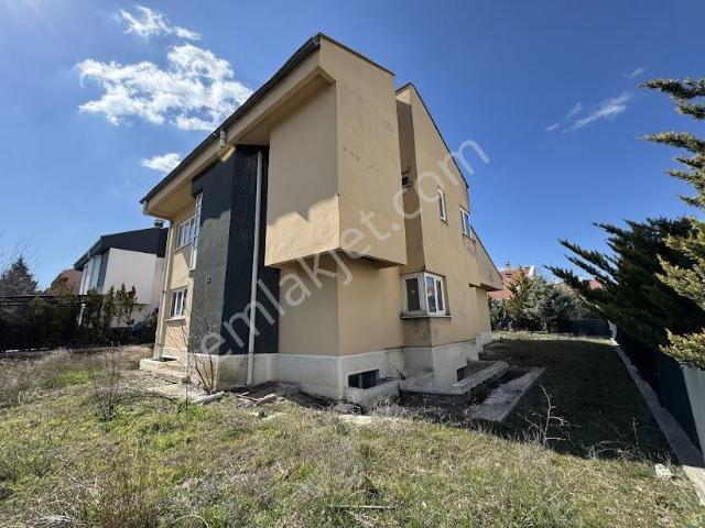 Gölbaşı Kırevleri Sitesi'nde Natamam Satılık Tripleks Villa