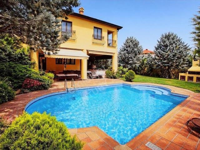 Gölbaşı'nda 1500 M² Arsa İçinde Havuzlu 7+1 Satılık Lüks Villa