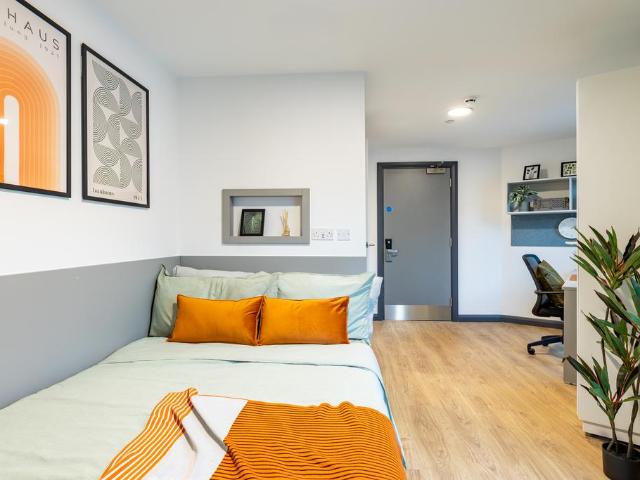 Gold En Suite at Winfield Court. 1 bed private hall to rent £845 pcm £195 pw