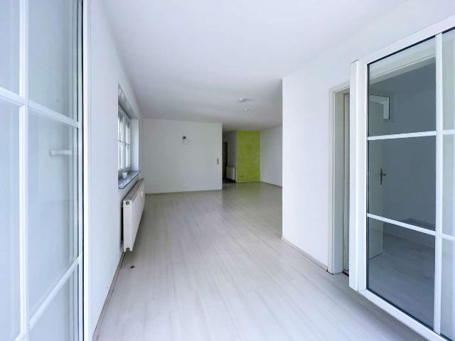 GOLD IMMOBILIEN: Helle 2 ZKB Wohnung mit großem Balkon