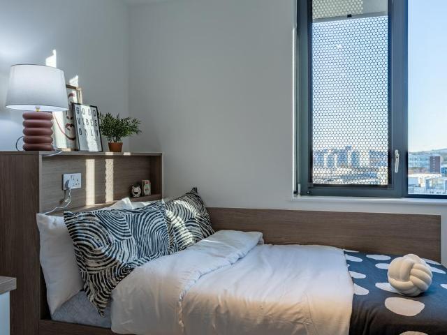 Gold Studio at Glassworks. Studio to rent £1,690 pcm £390 pw