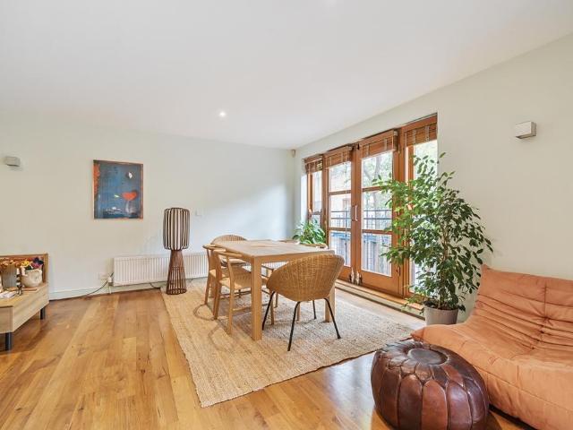 Golden Cross Mews London W11 3 bed mews to rent £5,000 pcm £1,154 pw