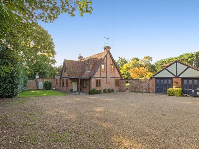 Golden Ball Lane Maidenhead SL6 4 bed detached house to rent £8,000 pcm £1,846 pw