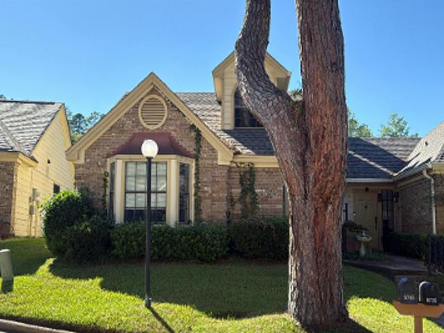 Golden Oaks Dr