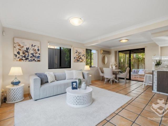 Golden Location, Quiet Street, Walking distance to Everything!