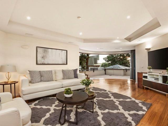Golden Mile, Bay Views and an Enormous Entertainer's Terrace