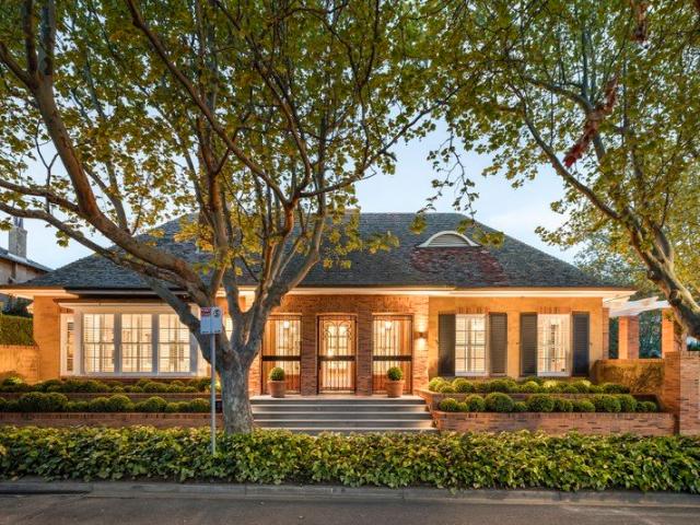 Golden Mile Elegance by Stephen Akehurst and Paul Bangay