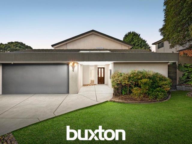 Golden Mile Grandeur with Poolside Entertaining & Family Flexibility