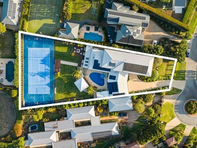 ~ Golden Mile Prestige with Pool Pavilion, Sports Court and Bay Views ~