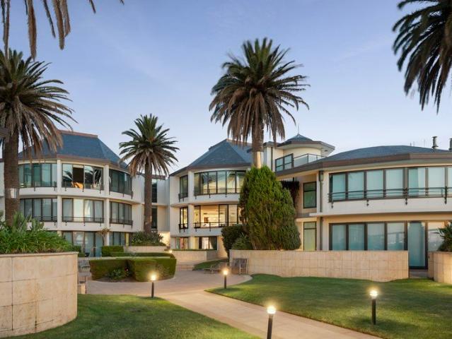 Golden Mile, Bay Views and an Enormous Entertainer's Terrace