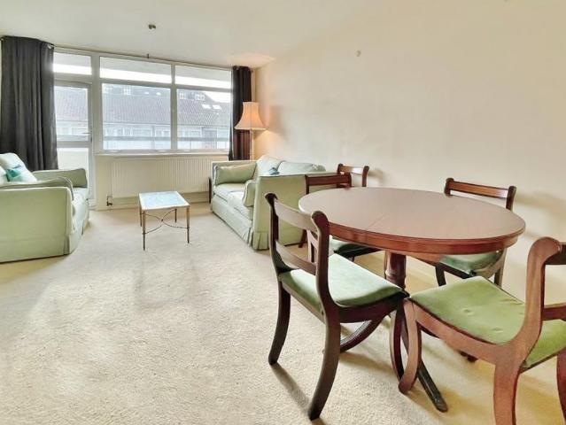 Golders Green Road, Golders Green 2 bed apartment to rent £2,250 pcm £519 pw