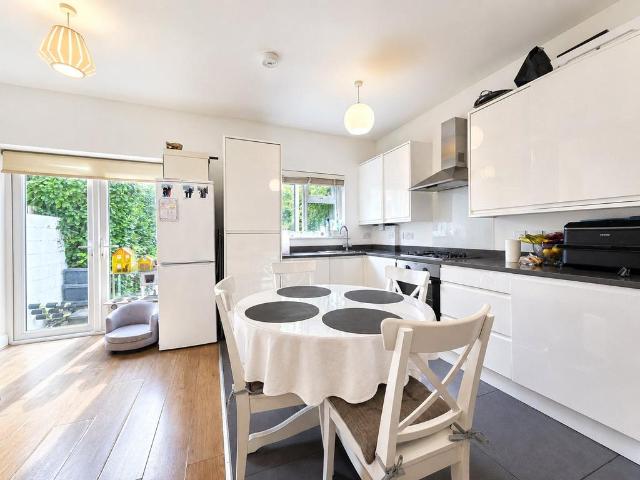 Golders Green Road, London, NW11 2 bed apartment to rent £2,150 pcm £496 pw