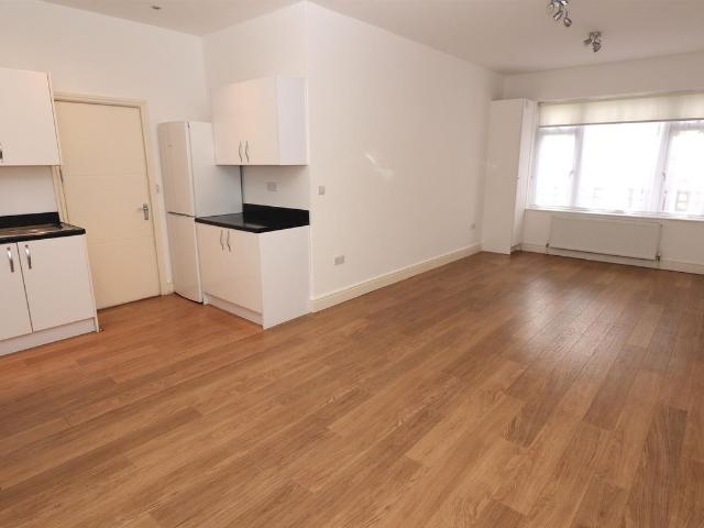 Golders Green Road, London NW11, 2 bed flat to rent, £2,450 pcm | PrimeLocation