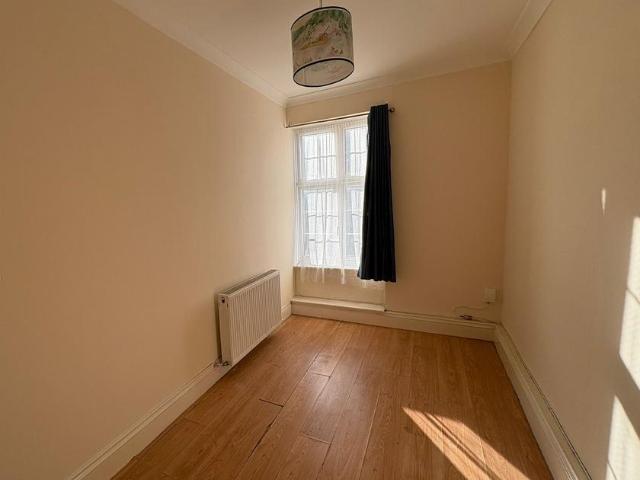 Golders Way, London NW11 2 bed flat to rent £1,800 pcm £415 pw