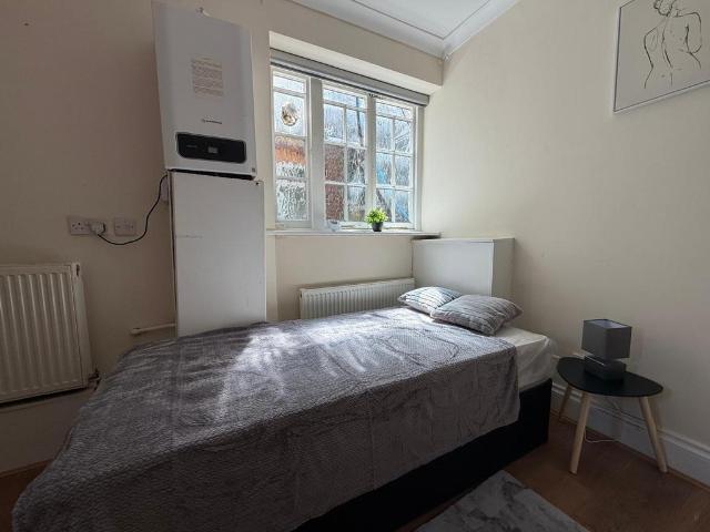 Golders Way, London NW11 Studio to rent £1,440 pcm £332 pw