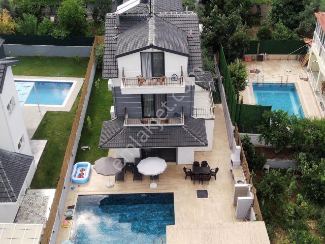 Goldhouse Dan Satılık Çiftlik Mahallesi Nde Site İçinde 4+1 Villa