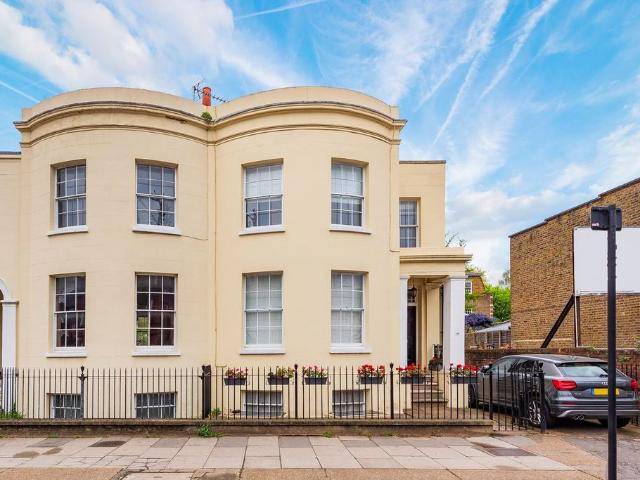 Goldhawk Road, Hammersmith W6 3 bed semi detached house to rent £4,750 pcm £1,096 pw