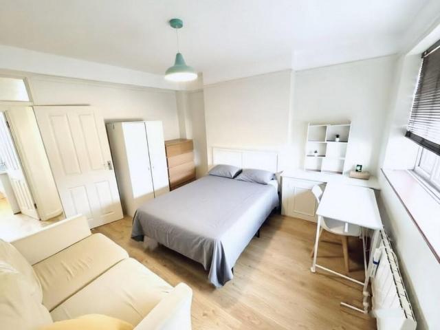 Goldhawk Road, London W12 3 bed apartment to rent £3,100 pcm £715 pw