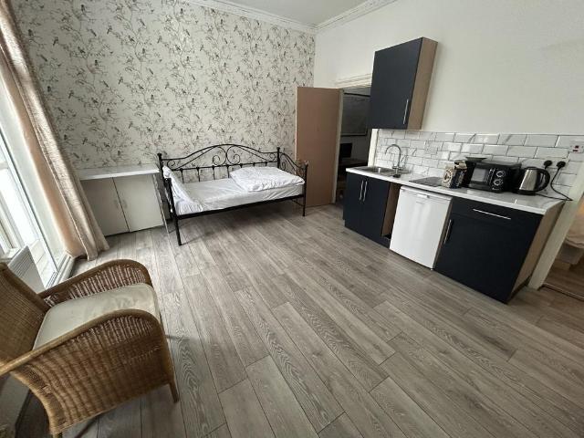 Goldhawk Road, London W12 1 bed flat to rent £1,600 pcm £369 pw