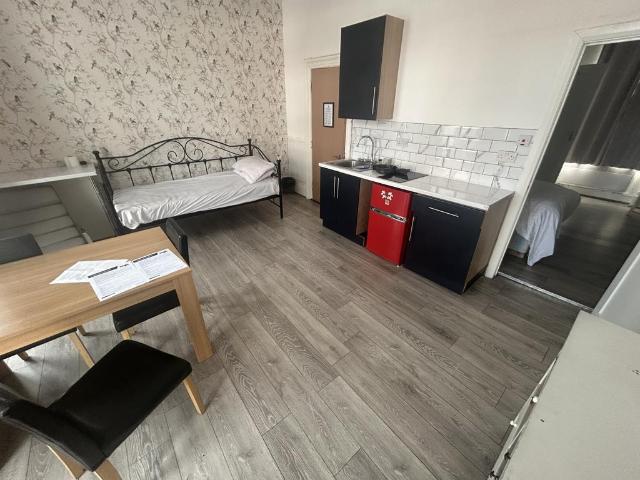 Goldhawk Road, London W12 1 bed flat to rent £1,600 pcm £369 pw