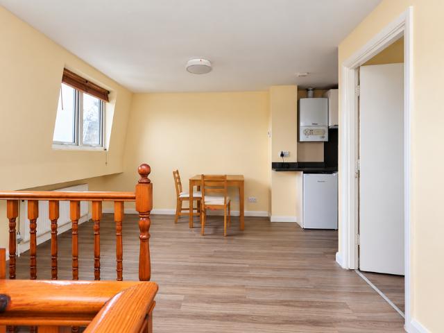 Goldhawk Road, London W12 8HD 1 bed flat to rent £1,400 pcm £323 pw