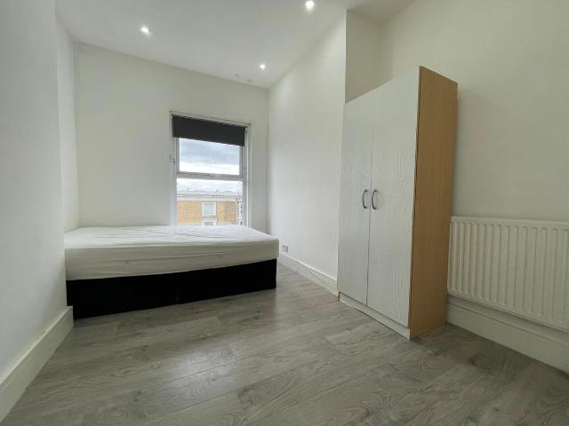 Goldhawk Road, London W12, Studio to rent, £1,100 pcm | PrimeLocation