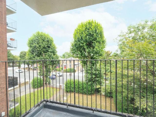 Goldhawk Road, Ravenscourt Park. 2 bed flat to rent £2,600 pcm £600 pw