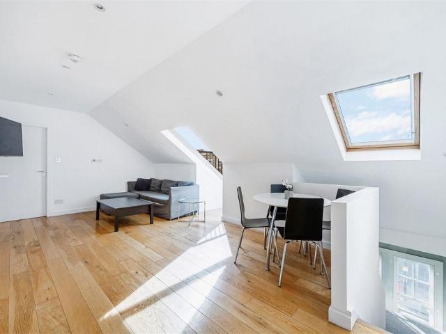Goldhawk Road, Shepherd's Bush W12 2 bed flat to rent £2,650 pcm £612 pw
