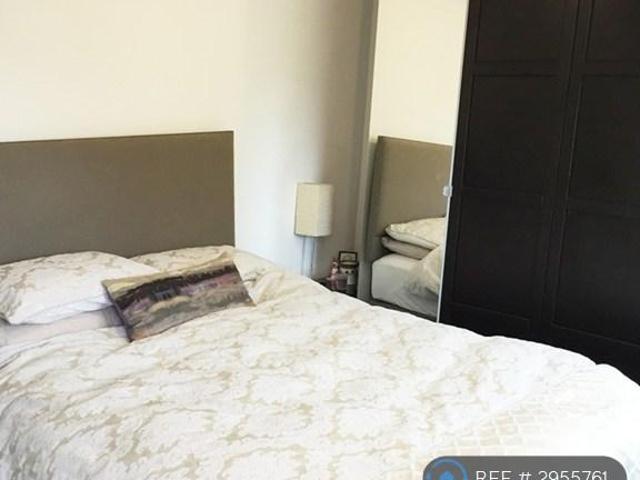 Goldhawk Road, Shepherds Bush, W12 3 bed flat to rent £3,500 pcm £808 pw