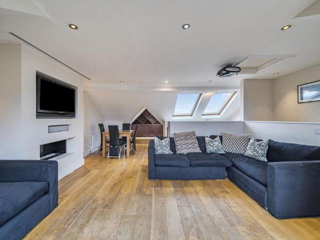 Goldhurst Terrace, South Hampstead. 3 bed maisonette to rent £4,000 pcm £923 pw