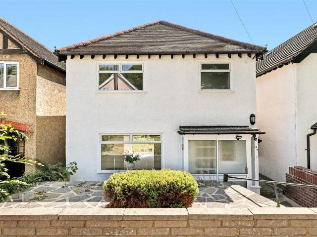 Goldings Road, Loughton 3 bed detached house to rent £2,595 pcm £599 pw