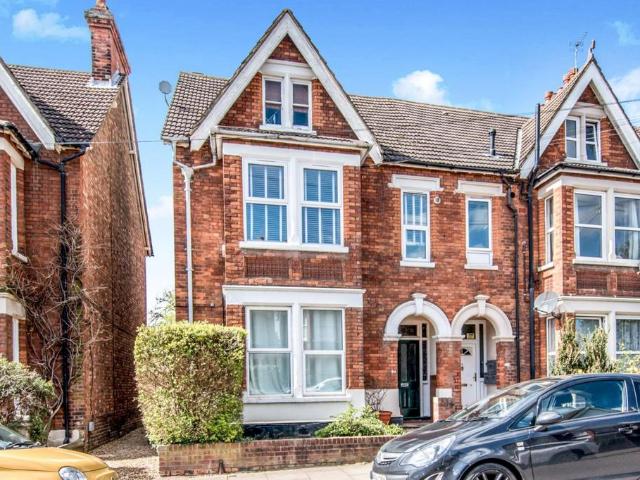 Goldington Avenue, Bedford. 1 bed flat to rent £1,000 pcm £231 pw