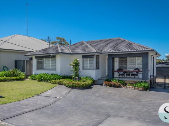 Goldilocks Homes, Perfect Size, All The Inclusions, High End New Kitchen, Outdoor Entertaining, Resort Pool, Converted Studio, Lots of Parking!