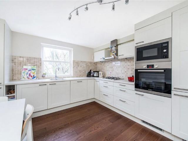 Goldney Road, London W9 2 bed flat to rent £2,650 pcm £612 pw