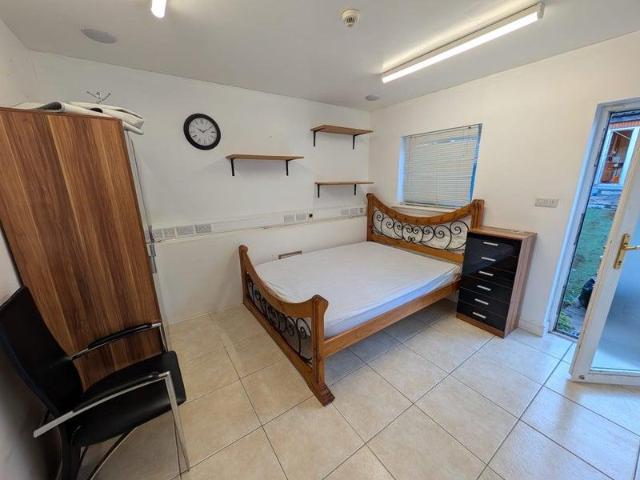 Goldsmith Avenue, London NW9 Studio to rent £1,100 pcm £254 pw