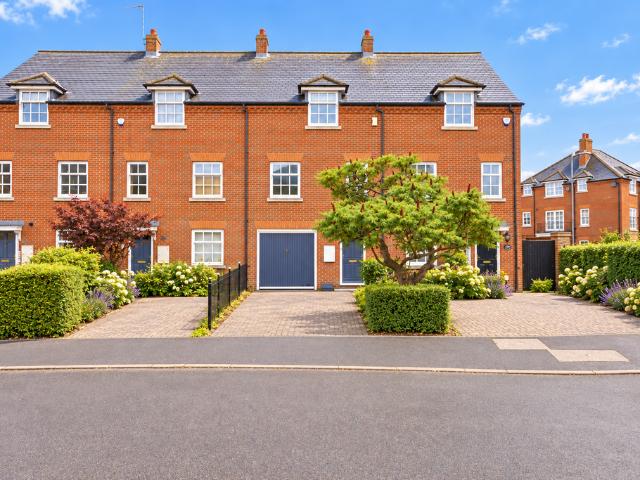 Goldsmith Way, Hertfordshire AL3 3 bed apartment to rent £3,000 pcm £692 pw