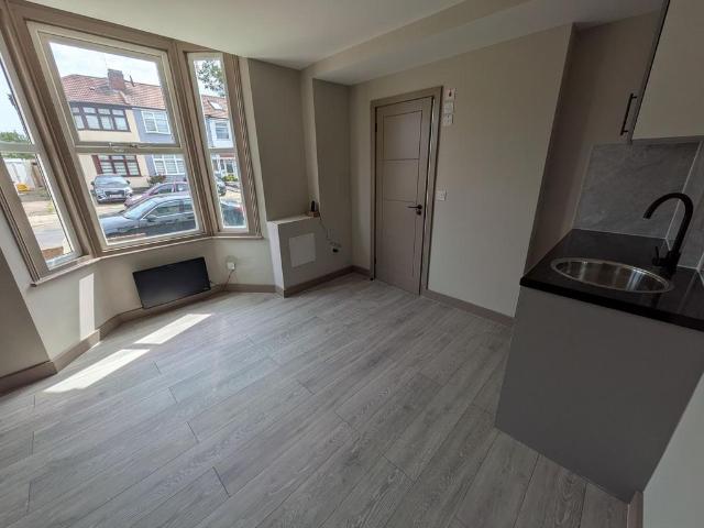 Goldsdown Road, Enfield, EN3 6 bed house to rent £6,900 pcm £1,592 pw