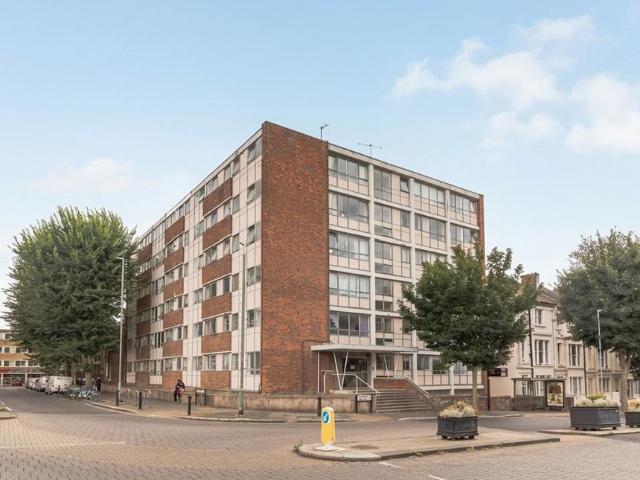 Goldstone Villas, Hove, BN3 2 bed flat to rent £1,650 pcm £381 pw