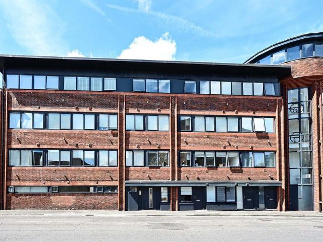 Goldsworth Road, Woking, GU21 1 bed apartment to rent £1,175 pcm £271 pw