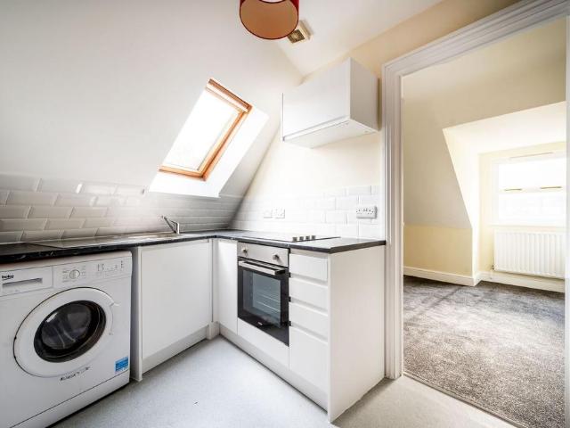 Goldsworth Road, Woking, GU21. 1 bed flat to rent £1,150 pcm £265 pw