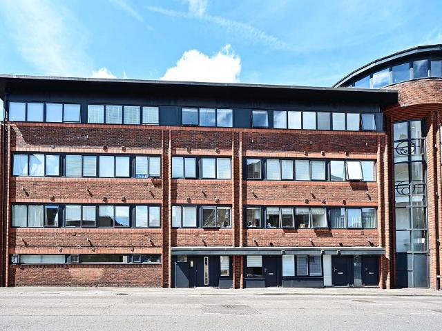 Goldsworth Road, Woking GU21, 1 bed flat to rent, £1,150 pcm | PrimeLocation