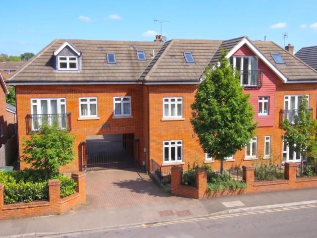 Goldsworth Road, Woking GU21 2 bed flat to rent £1,695 pcm £391 pw
