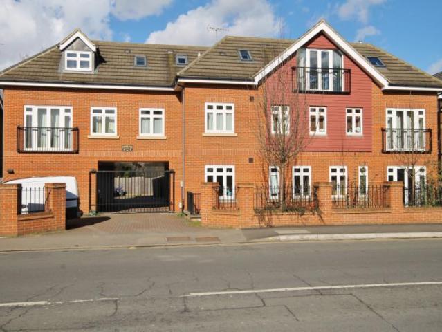 Goldsworth Road, Woking, Surrey, GU21 2 bed apartment to rent £1,550 pcm £358 pw