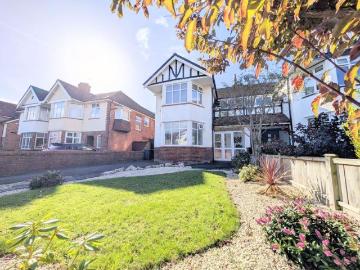 Golf Open 2026 Dunbar Crescent. 3 bed property to rent £30,333 pcm £7,000 pw
