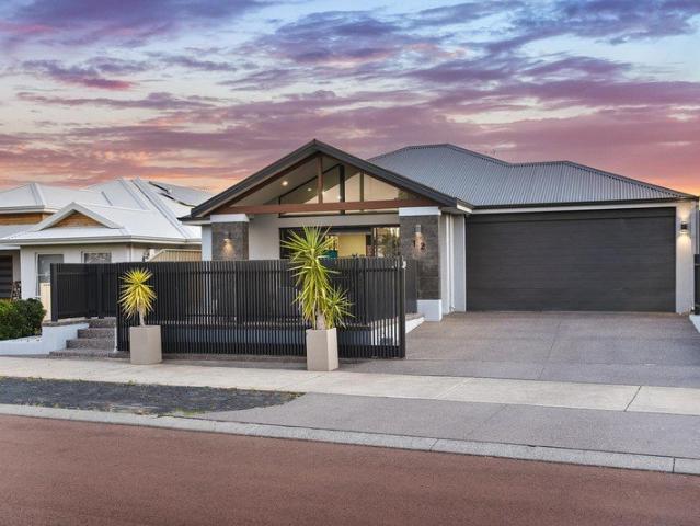 Golf Course Views & a Standout Shed