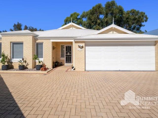 Golf Course Views & Easy Living in Pelican Point